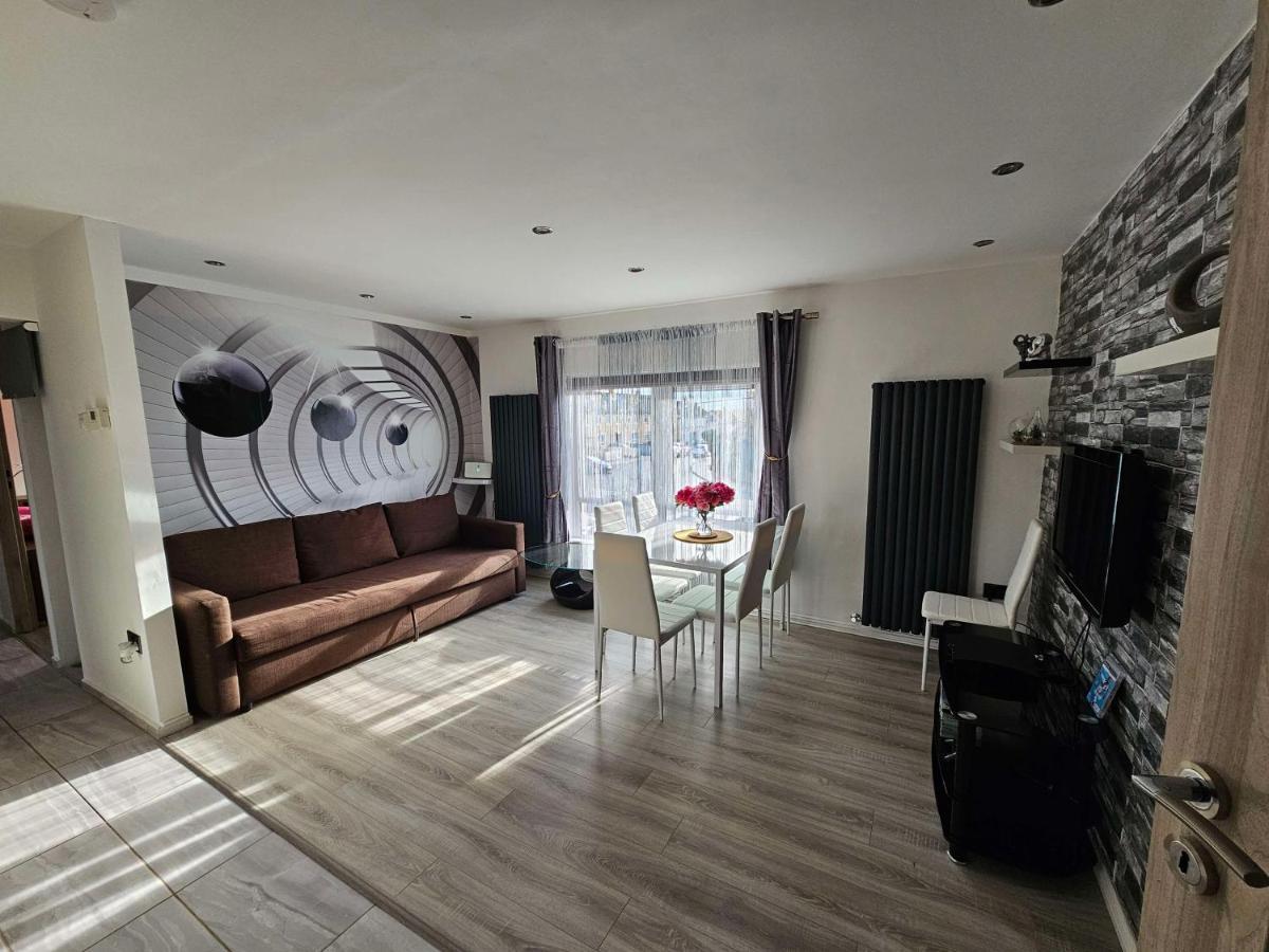 Modern Urban Haven: Stylish Getaway Apartment Lisburn Luaran gambar