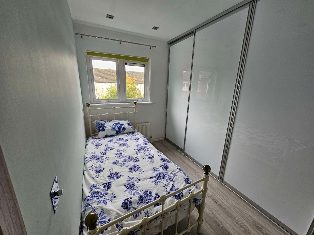 Modern Urban Haven: Stylish Getaway Apartment Lisburn Luaran gambar