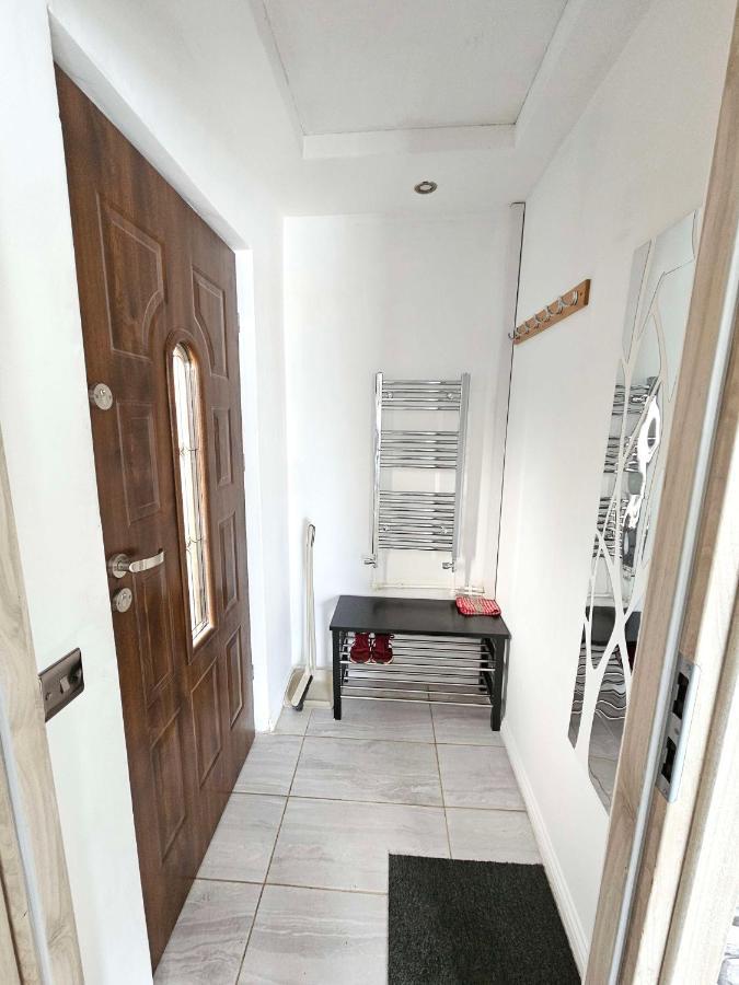 Modern Urban Haven: Stylish Getaway Apartment Lisburn Luaran gambar