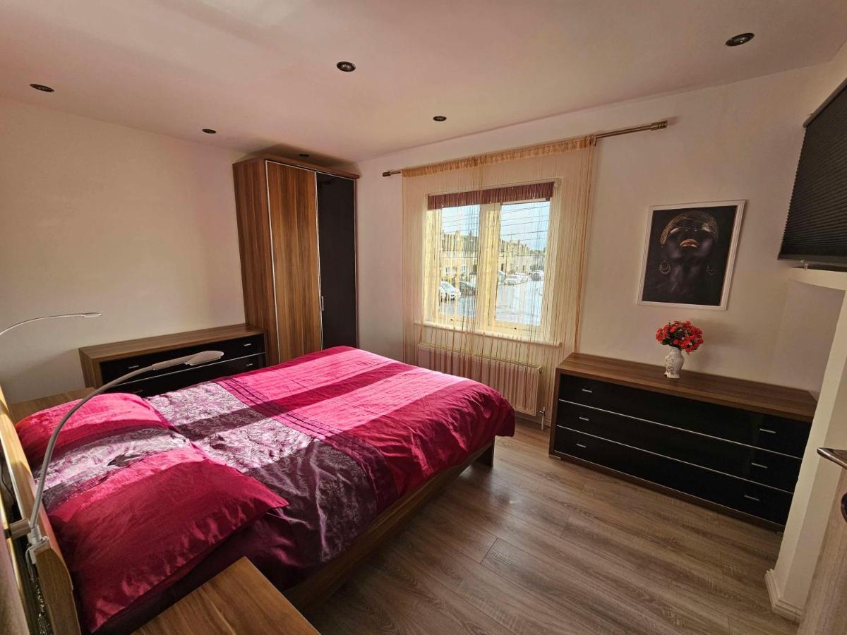 Modern Urban Haven: Stylish Getaway Apartment Lisburn Luaran gambar