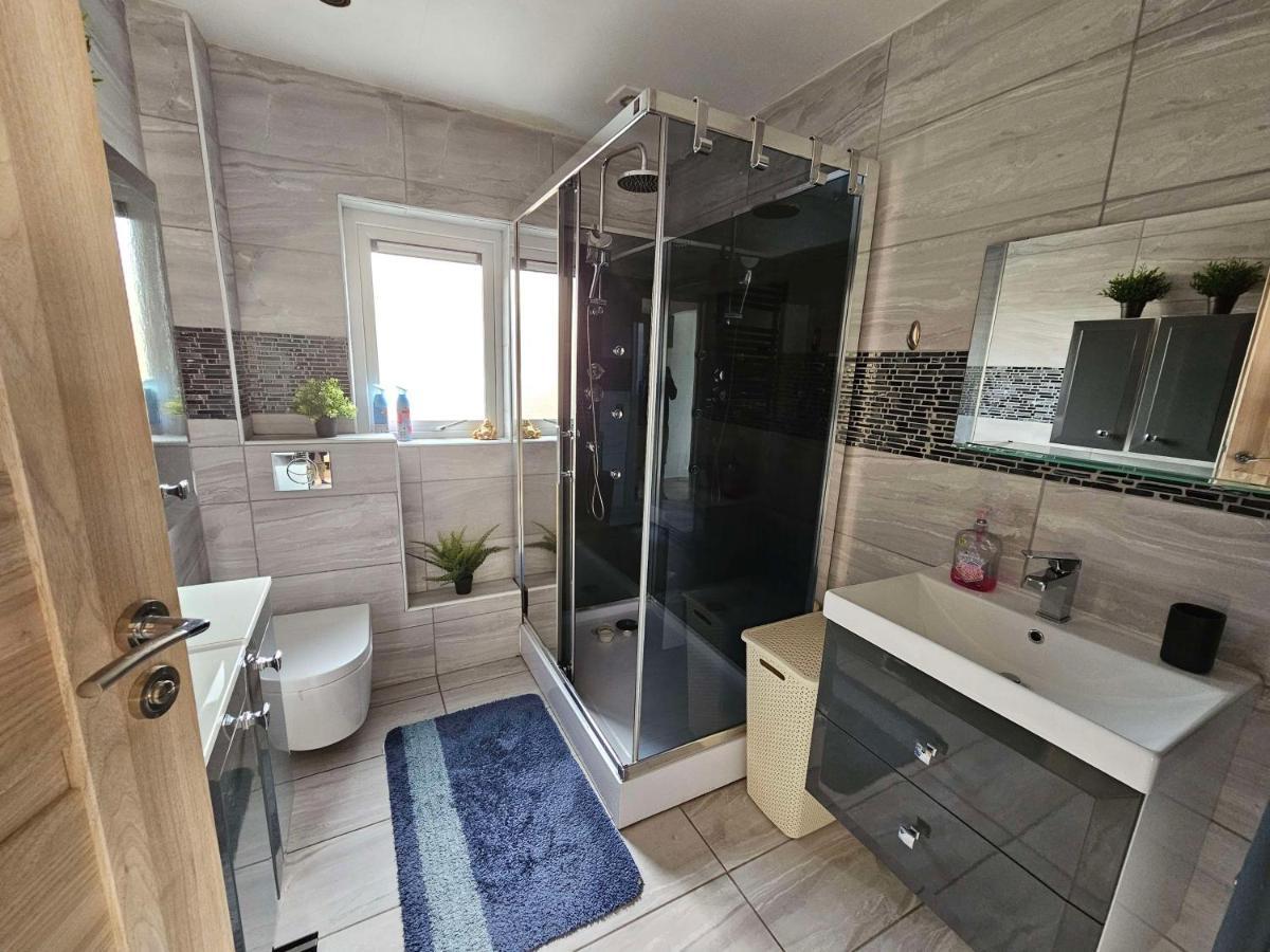 Modern Urban Haven: Stylish Getaway Apartment Lisburn Luaran gambar